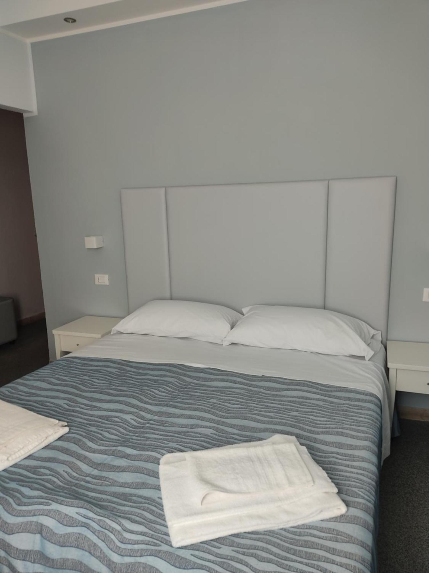 Hotel Caravel Park Римини Экстерьер фото