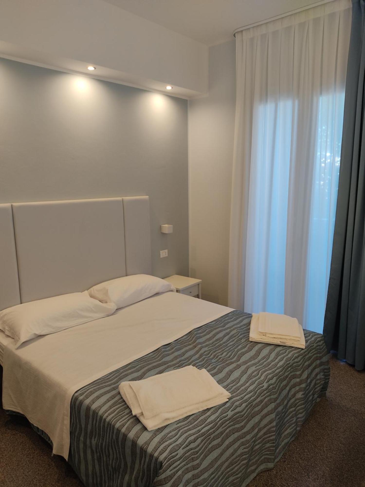 Hotel Caravel Park Римини Экстерьер фото